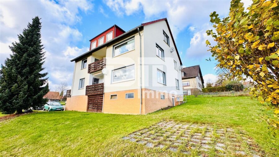 Modernisiertes Dreifamilienhaus + 2 Garagen in idyllischer Lage / großes Grundstück / Panoramablick - Gartengrundstück mit Freisitz